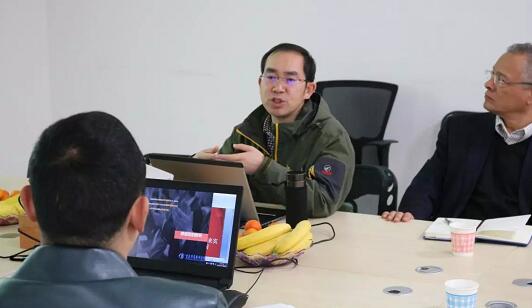 在3月28日法国依视路集团2.5新视代全球副总裁白方华先生一行人访问重庆8868在线官网登录平台 - 8868网页版登录时，重庆8868在线官网登录平台 - 8868网页版登录总经理张庭胜热情接待依视路集团贵宾一行。本次交流的目的：重庆8868登录平台和依视路“2.5新视代爱眼大使”健康公益项目希望能一起帮助视力帮助老百姓进行视力 ，提*生活质量，传播爱眼护眼的知识、宣传眼镜对视力 的作用、让更多的人尤其是需要帮助的人群能开始关注呵护自己的眼睛3.jpg
