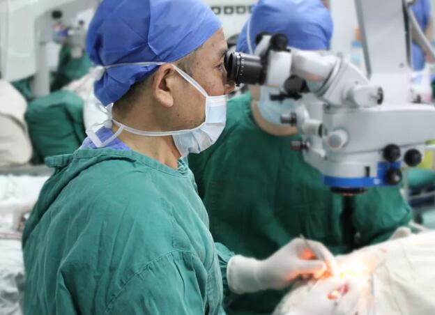 3月31日，厦门眼科中心业务副院长、厦门大学附属厦门眼科中心眼表与角膜病科吴护平教授应邀来到福州眼科医院进行为期一天的手术行程3.jpg