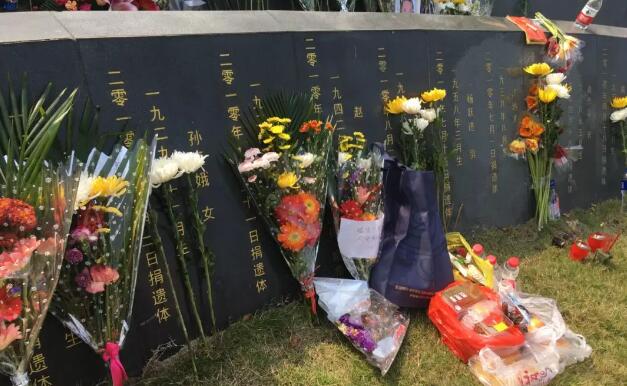 4月4日，厦门大学附属厦门眼科中心在厦门海沧文圃山纪念园里，集体缅怀厦门市遗体、器官、眼角膜捐献者。谢立信院士盛赞厦门眼科中心飞秒激光辅助下深板层角膜内皮移植手术是国内拔萃技术，已成为广大眼科同行学习的榜样2.jpg