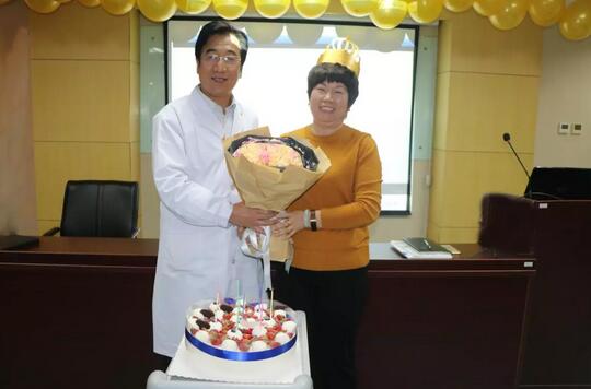 3月30日是8868在线官网登录平台 - 8868网页版登录侯旭波院长的生日。侯院长可能不记得今天是她的节日，因为她总是在繁忙中忘记自己的生日。为了给侯院长一个惊喜，顺便提升员工凝聚力，综合办员工早在好几天前就偷偷策划了一通4