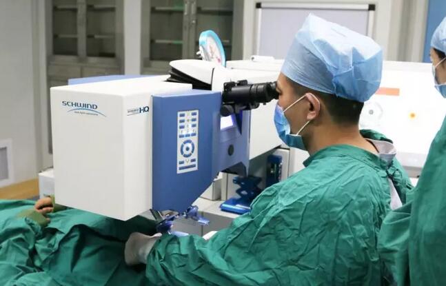 征兵视力体检、公务员体检，对于不少近视青年而言，体检这一门槛不能跨过的话，对于其未来都有着极为严重的影响。但是近视手术不是每个人都适合，比如未成年人，50岁以上中老年人不适合做。此外本身近视度数持续、快速加深，或者本身有青光眼、结膜炎等眼病的人，都不能进行近视摘镜手术.jpg