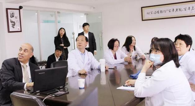 4月10日上午，美国iTrace视功能分析仪的发明者之一、美国 Baylor眼科研究所Joe S. Wakil教授来上海和平眼科医院交流访问，我院郭海科院长、张伟英副院长、晋军主任医师以及其他各科临床医生参加了会议并与Joe S. Wakil教授进行了详尽的交流及经验分享2.jpg