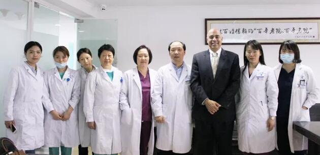 4月10日上午，美国iTrace视功能分析仪的发明者之一、美国 Baylor眼科研究所Joe S. Wakil教授来上海和平眼科医院交流访问，我院郭海科院长、张伟英副院长、晋军主任医师以及其他各科临床医生参加了会议并与Joe S. Wakil教授进行了详尽的交流及经验分享3.jpg
