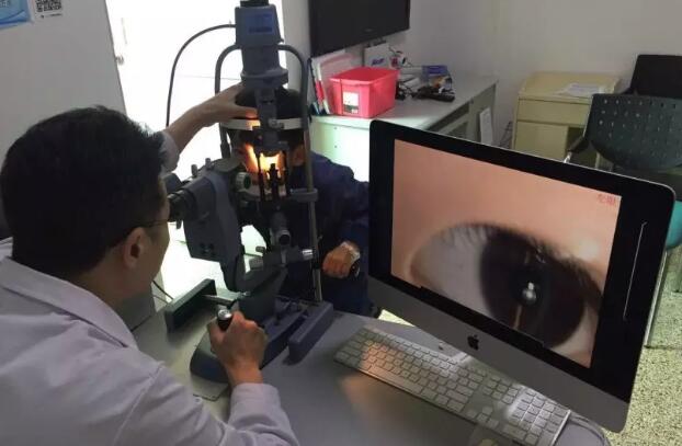 厦门大学附属厦门眼科中心白内障科毛祖红主任医师解释：白内障并不是老人的专属病，小孩也会得。先天性白内障多在出生前后即已存在，或在儿童期内罹患，其中有1/3是遗传因素，还有可能是孕期胎儿宫内病毒感染或者母体妊娠期糖尿病、甲亢、贫血、低钙、低维生素A、晚期缺氧等，以及新生儿代谢紊乱如低血糖，甲状旁腺功能低，半乳糖血症等