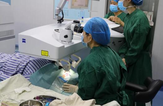 重庆8868在线官网登录平台 - 8868网页版登录屈光手术中心职红主任进行详细解答。长期佩戴隐形眼镜 不影响摘镜手术“不正确配戴隐形眼镜，会对眼睛造成一定的伤害，但是不会影响做近视手术， 通过严格的22项术前检查，就能接受适合自己的摘镜手术2.jpg