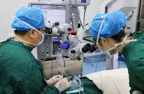 2017年7月2日秦斌院长完成 台非接触广角镜下25G微创玻切手术，主要手术设备为美国爱尔康超乳玻切机、法国光太532眼底激光医治仪等。.jpg