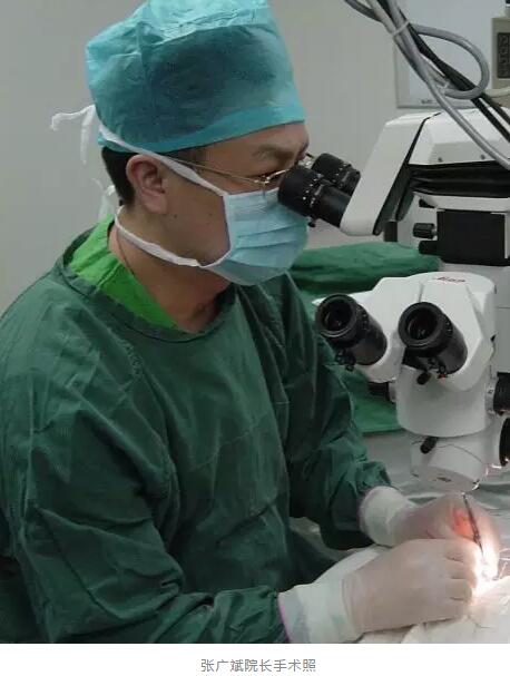 蔡司三焦点人工晶体把人眼看远、看中间距离以及看近的三个焦点都设计在一个人工晶体里面，用这样的人工晶体置换人自己的晶体，不但可以 晶体的透明性，还可以模拟人眼的变焦能力，让人重新同步拥有远中近的三种视力4.jpg