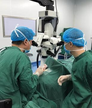 陈女士得知国内出名角膜病专家、原西南眼科医院副院长 教授现在重庆8868在线官网登录平台 - 8868网页版登录担任院长，医院有角膜供体资源，怀着 后的光明期待来到了重庆8868在线官网登录平台 - 8868网页版登录3.jpg