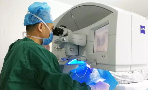 找到了厦门眼科中心屈光手术中心的黎新主任之后，小何开始咨询手术。在黎新主任耐心的讲解与分析下，小何做了细致的术前检查，发现除了小何双眼天生眼球较小外，并没有其他的手术禁忌症，完成可以实行手术3.jpg