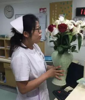 为庆祝环球护士节，5月11日下午，8868在线官网登录平台 - 8868网页版登录特别举行“ 美护士颁奖盛典”活动，医院业务院长杨付合、业务副院长蔡磊琳、护理主任高俊茹及8868登录平台全体护理人员受邀参加3.png