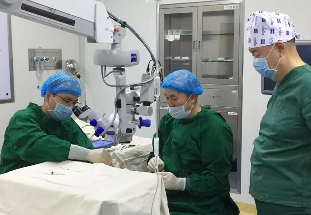 褚仁远教授莅临兰州8868在线官网登录平台 - 8868网页版登录指导实施“后巩膜加固术防治病理性近视手术”1.png