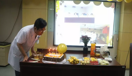 北京8868登录平台民族眼科医院为杨付合院长制造惊喜的生日院务会2.png