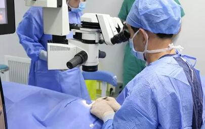 青岛8868在线官网登录平台 - 8868网页版登录院长胡隆基教授为高度近视中年患者进行ICL晶体植入术2.jpg