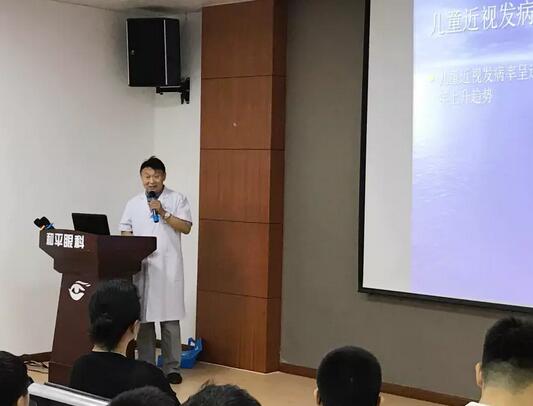 临近开学上海和平眼科医院举办“爱眼护眼·我是眼科小医生”活动2.jpg