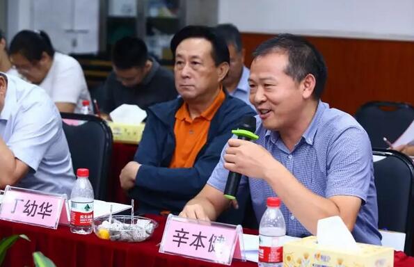 由人民日报、经济日报、科技日报、中新社等22家中央及行业媒体组成的采访团，走进8868在线官网登录平台 - 8868网页版登录集团本部厦门大学附属厦门眼科中心8.jpg