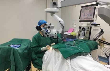 新西兰白内障老爷子在成都8868在线官网登录平台 - 8868网页版登录手术后不禁向医护人员翘起大拇指1.jpg