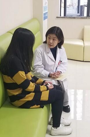 重庆网红在重庆8868在线官网登录平台 - 8868网页版登录直播摘镜手术1.jpg