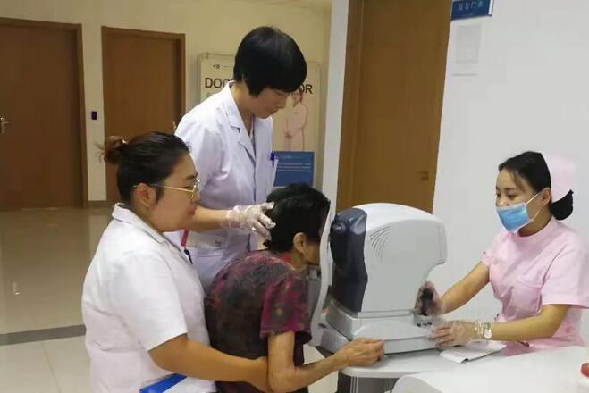 淮南8868在线官网登录平台 - 8868网页版登录医护人员为白内障老奶奶贴心服务1.jpg