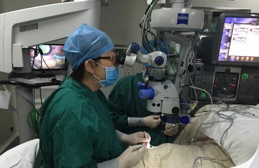 《健康时报》刊出厦门眼科中心黎晓新院长专访：眼科界的五位环球院士——“玻切女王”的进阶之路4.jpg