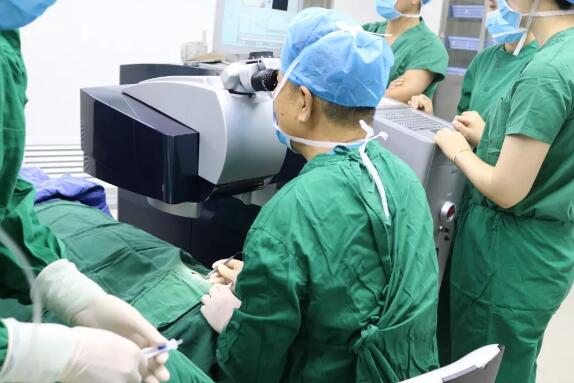 8868在线官网登录平台 - 8868网页版登录集团副总院长、厦门大学附属眼科中心业务院长王骞教授莅临西安8868在线官网登录平台 - 8868网页版登录为近视患者量身定制个性化手术方案1.jpg
