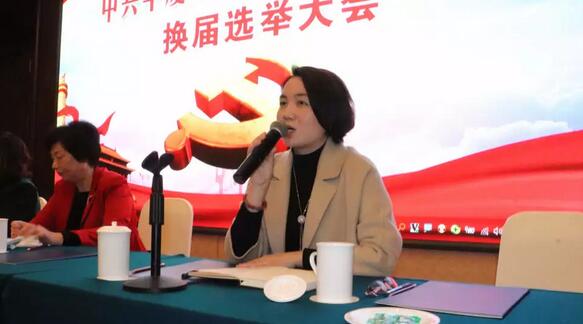 2019年1月26日下午，“中共8868在线官网登录平台 - 8868网页版登录集团委员会换届选举大会”在厦门宾馆隆重举行，会议选举产生了中共8868在线官网登录平台 - 8868网页版登录集团第二届党委委员会5位委员。第*一届8868在线官网登录平台 - 8868网页版登录集团党委书记陈宝贵，党委副书记、厦门眼科中心工会主席陈逸恬，委员王骞、张秀恋、洪清配、吴丽群、张美嫦出席了此次党员大会10.jpg