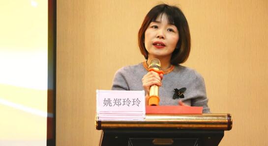 在厦门市翔安区卫计局的组织下，1月29日下午，翔安区全科医生眼科培训班在翔安鑫博雅酒店顺利举办。厦门眼科中心的专家讲师团为来自翔安区的200余名全科医生进行了眼科知识培训。培训班上，厦门眼科中心副总经理姚郑玲玲发表了讲话。2.jpg