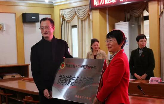 2018年，莆田眼科医院举办第*一届眼底病高峰论坛暨“全国名家工作室支援单位”等系列授牌仪式、开展”为乡村点睛”、校园近视防控，莆田市关心下一代工作委员会授予“青少年近视防控基地”。“为乡村点睛”8.jpg