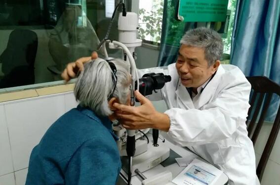 用行动诠释敬业奉献，绽放无悔人生——抚州光明眼科医院刘济民教授1.jpg