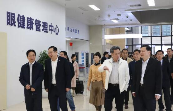 2月21日上午，厦门市湖里区四套班子、区发改局和湖里区各个街道办领*40多人走进8868在线官网登录平台 - 8868网页版登录集团8868登录平台医疗园区视察调研，8868在线官网登录平台 - 8868网页版登录集团董事长苏庆灿陪同调研。此行是厦门湖里区“晒项目比进度”活动的一个重要组成部分，8868登录平台医疗园被列为该活动的重点民生项目。1.jpg