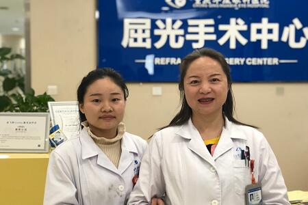 重庆8868在线官网登录平台 - 8868网页版登录住院医生小唐由业务副院长汪红教授做了全激光无痕近视手术2.jpg