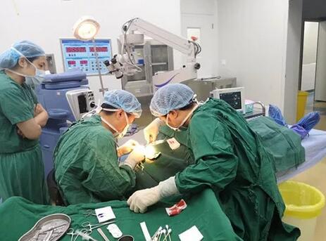 近日成都8868在线官网登录平台 - 8868网页版登录医务部魏兆林主任在本院进行祛眼袋眼整形手术2.jpg