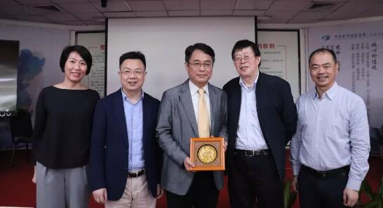 厦门眼科中心举行“2019海峡两岸屈光白内障交流座谈会” 张广斌副院长与应邀到访的台湾中坜大学眼科中心林鸿源教授进行学术交流