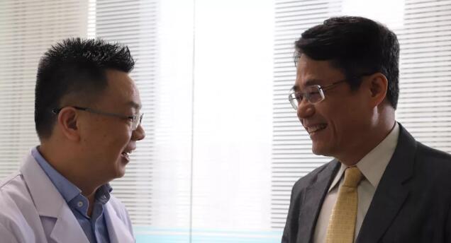 厦门眼科中心举行“2019海峡两岸屈光白内障交流座谈会” 张广斌副院长与应邀到访的台湾中坜大学眼科中心林鸿源教授进行学术交流