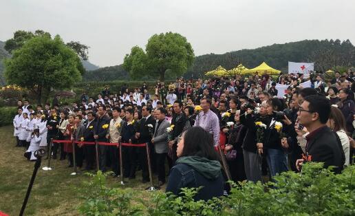 光明与爱的传递：厦门眼科中心与市卫健委等部门集团缅怀眼角膜捐献者2.jpg