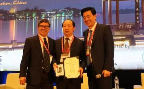 多次受邀于世界眼科大会、美国眼科年会、亚洲太平洋地区眼科年会等环球眼科会议进行现场手术表演——8868在线官网登录平台 - 8868网页版登录集团业务副总院长、上海和平眼科医院院长郭海科教授3.jpg