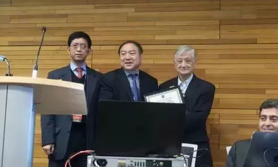继黎晓新教授之后，来自厦门眼科中心的赵堪兴教授也获得美国眼科学和视觉科学研究大会2019年中国-ARVO眼科高峰论坛杰出领袖奖(Outstanding Leadership Award)2
