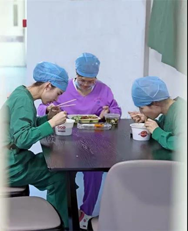 海西晨报：走进厦门大学附属厦门眼科中心五缘院区手术室的等候区，便来到了这家医院 安静、 神秘的地方——手术室9.jpg