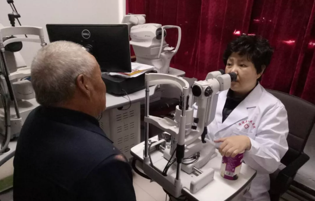 13日，厦门眼科中心白内障专科的李立梅博士所带领的医疗小组，在抵达隆德后就直奔县人民医院。13日、14日两天，医疗小组接连为14位老年白内障患者实施了“白内障超声乳化+人工晶体植入术”，让他们有机会重见光明3.png