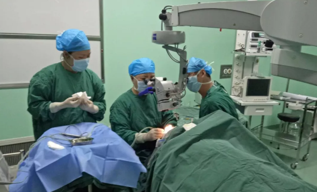 13日，厦门眼科中心白内障专科的李立梅博士所带领的医疗小组，在抵达隆德后就直奔县人民医院。13日、14日两天，医疗小组接连为14位老年白内障患者实施了“白内障超声乳化+人工晶体植入术”，让他们有机会重见光明4.png