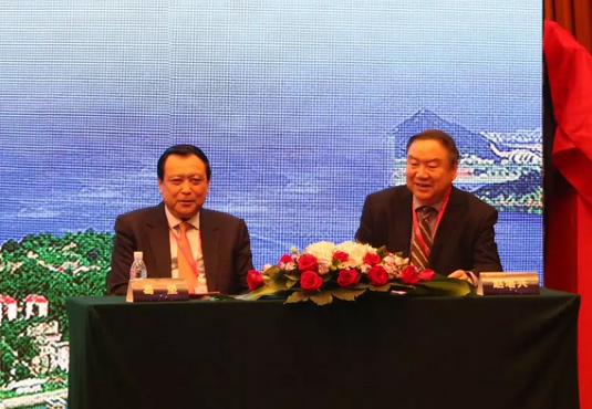 眼科界“ 强大脑”登鹭，掀起“头脑风暴” ——第五届8868登录平台环球论坛召开2.png