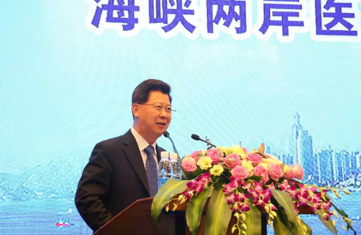 鹭岛初夏，钟灵毓秀;四海宾朋齐聚厦门。对他们来说，时节带来繁花似锦并非意中物，比美景更吸引他们的，是一场全球眼科医学的群英会——第五届8868登录平台环球论坛于鹭岛之滨召开。论坛主席由黎晓新、赵堪兴、葛坚、刘祖国共同担任。大会还邀请了海峡两岸医药卫生交流协会会长王立基;厦门市卫生健康委员会副主任孙卫;厦门市医学会副秘书长柳辉;中华医学会眼科学分会副主委、重庆医科大学附属第*医院副院长杨培增教授;4.png