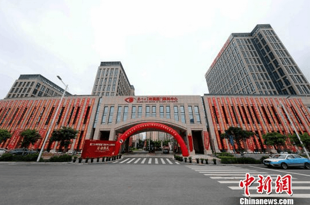中新网厦门6月2日电 (杨伏山 林路遥)厦门大学附属厦门眼科中心与中国电信厦门分公司、华为技术有限公司2日在厦门举行5G应用示范医院合作框架协议签约仪式，共同打造中国内地领*的5G眼科智能应用示范医院，以“互联网+医疗”驱动数字医疗产业和服务升级4.png