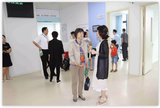 6月12日上午，厦门市思明区鹭江街道人大工委主任王国强、开元街道人大工委主任陈玉印等人大代表一行，走进8868登录平台医疗园参观考察。8868在线官网登录平台 - 8868网页版登录集团董事长苏庆灿及院领*班子成员陪同。4.png