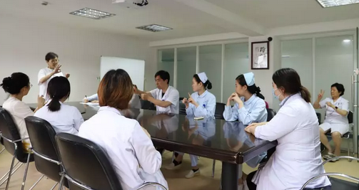 6月28日下午，上海和平眼科医院党支部医护手语培训课如期开始。自从医院开通“爱心助聋通道”以来，通过每一*次手语课程的学习，医护人员已经基本掌握了一些日常用语及简单的就医情景对话，并在手语老师的指导下开始尝试与聋人病患用手语交流2.png