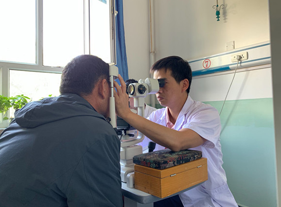 中国常州网：常州眼科专家陈兵“打飞的”赴尼勒克送“光明”3.png