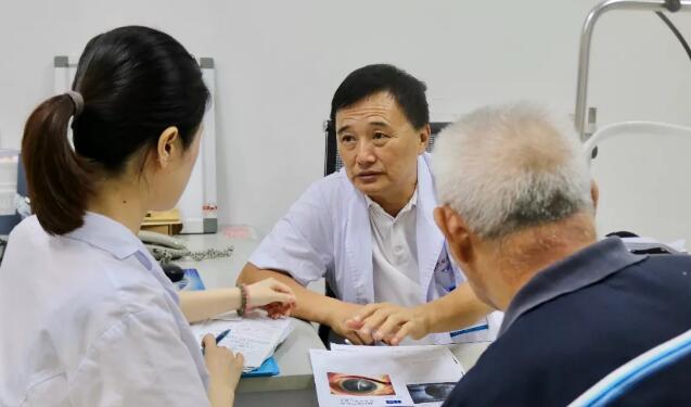 姚晓明教授来福州眼科医院，为解除角膜病患痛苦2.jpg