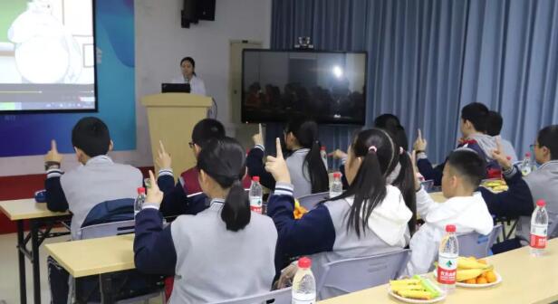 1月16日下午，厦门双十中学初一年段的同学们在老师们的带领下，走进厦门大学附属厦门眼科中心，一同探寻眼睛奥秘，开启一场“睛”彩的研学之旅。以拓展青少年视野，让青少年学习眼健康知识，提升学生们的爱眼意识2.jpg