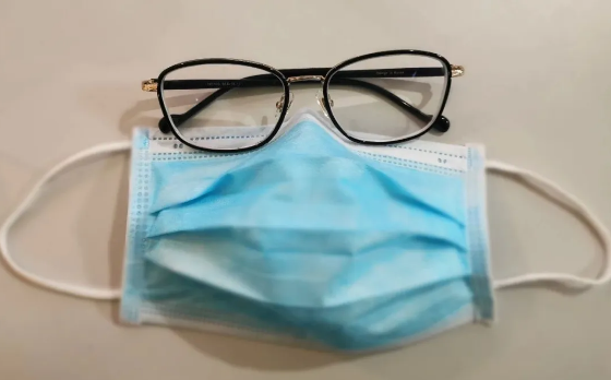 戴口罩近视眼镜总起雾怎么办？试试这几种办法：近视手术摘镜1.png