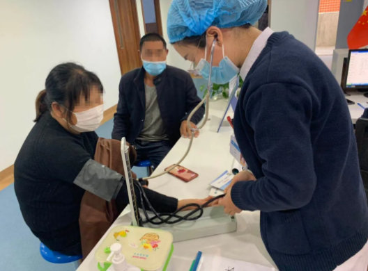 多年后，再回郑州8868在线官网登录平台 - 8868网页版登录向徐惠民院长“汇报”自己重获光明后收获的幸福1.png