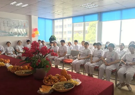 为了加强院内感控管理，使护理人员更加贴近患者，更利于护士自在的工作， 5月11日下午3点，成都8868在线官网登录平台 - 8868网页版登录全体护理人员齐聚会议室举行了脱帽仪式。2.png